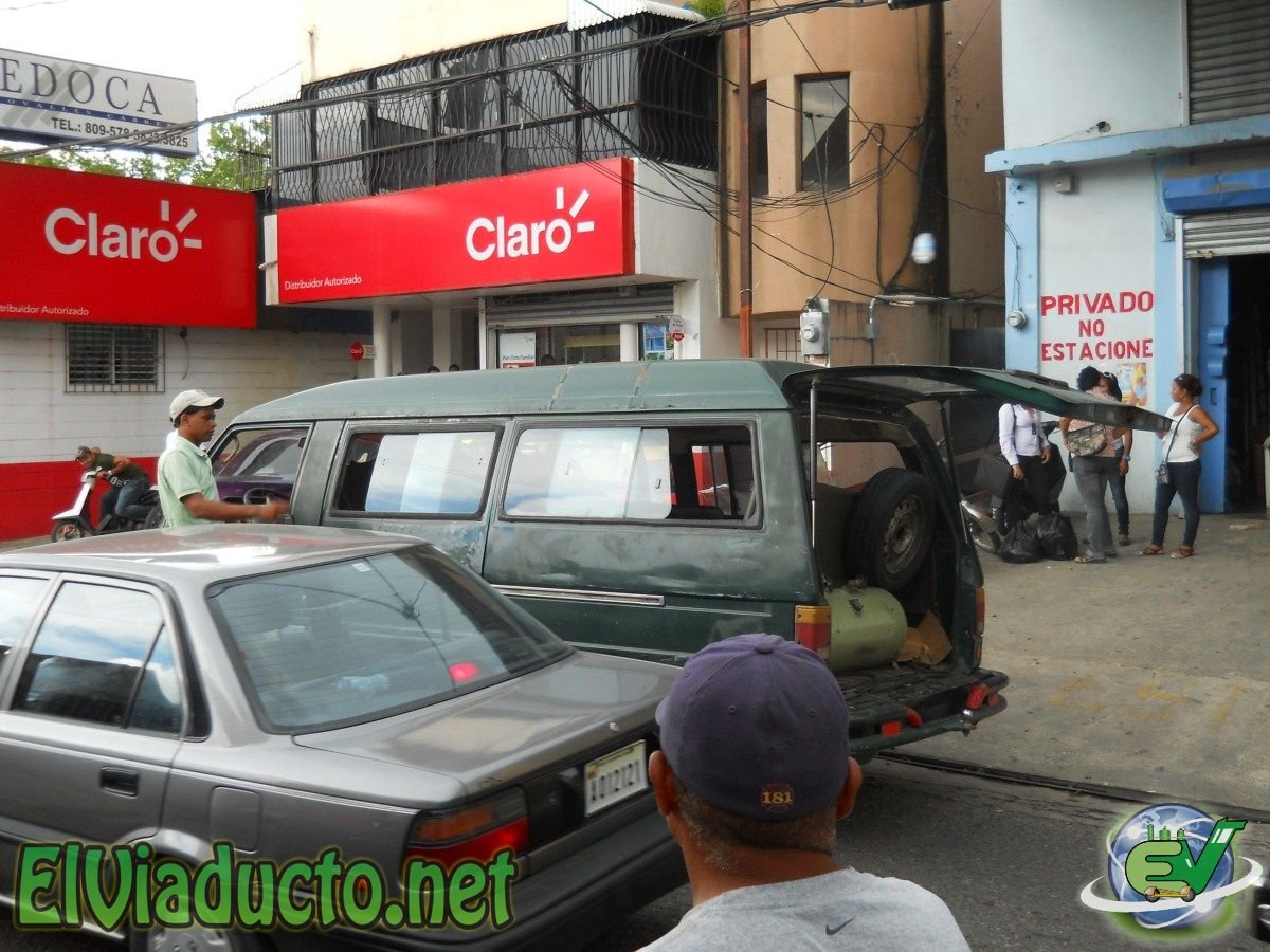Guagua al momento de incendiarse, se puede observar el tanque de GLP